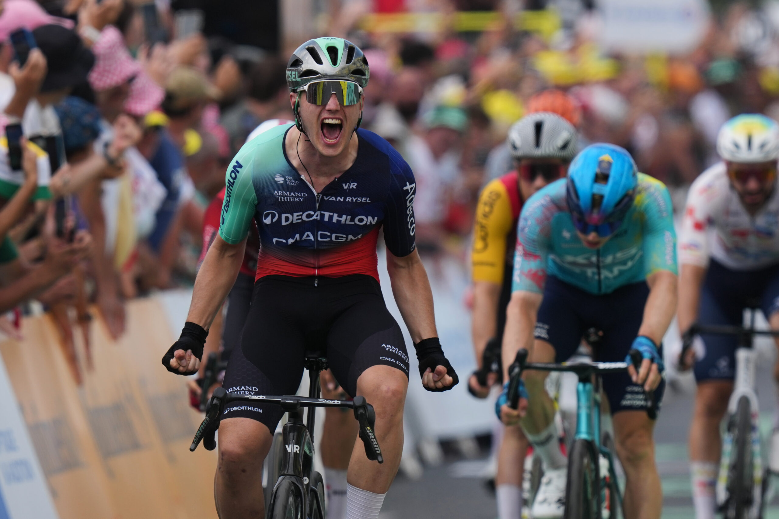 Olav Kooij, da Holanda, comemora ao cruzar a linha de chegada para vencer a quinta etapa da corrida de ciclismo do Tour de France, com largada em Lannemezan e chegada em Pau, França, W