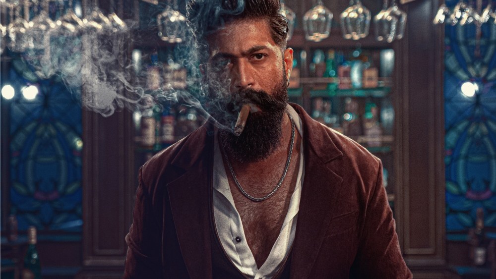 'Toxic' de Yash destaca seu poderoso conjunto feminino no vídeo 'Ladies & Ladies' (EXCLUSIVO)