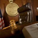 O martelo do juiz em um tribunal dos EUA representando a sentença federal de um traficante de drogas de St. Louis em um caso de tráfico de cocaína e lavagem de dinheiro. Traficante de drogas de St. Louis condenado após apostar US$ 1,5 milhão em receitas de cocaína internacionalmente