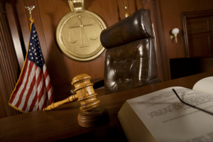 O martelo do juiz em um tribunal dos EUA representando a sentença federal de um traficante de drogas de St. Louis em um caso de tráfico de cocaína e lavagem de dinheiro. Traficante de drogas de St. Louis condenado após apostar US$ 1,5 milhão em receitas de cocaína internacionalmente