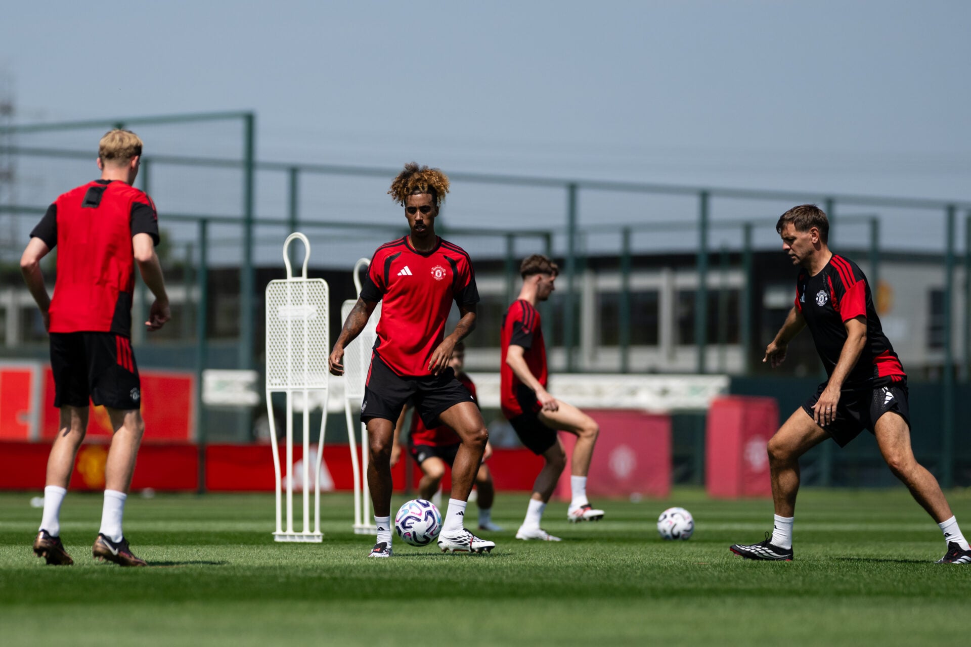 Três coisas notadas no último treinamento do Man Utd quando o trabalho com bola começa, homem esquecido visto em ação