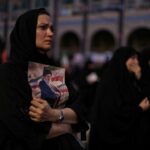 Três filhos do líder iraniano Khamenei aparecem no funeral, não seu sucessor