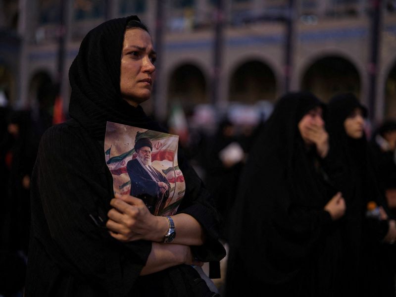 Três filhos do líder iraniano Khamenei aparecem no funeral, não seu sucessor