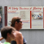 Matt Rourke / AP, ARQUIVO - FOTO: Nesta foto de arquivo de 10 de fevereiro de 2026,dManifestantes se reúnem para protestar contra a remoção de painéis explicativos que faziam parte de uma exposição sobre escravidão na Casa do Presidente, na Filadélfia.