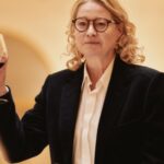 Trine Dyrholm invade uma festa em 'The Guest', de Mads Mengel, provando que ela é 'simplesmente uma das maiores atrizes da Dinamarca'