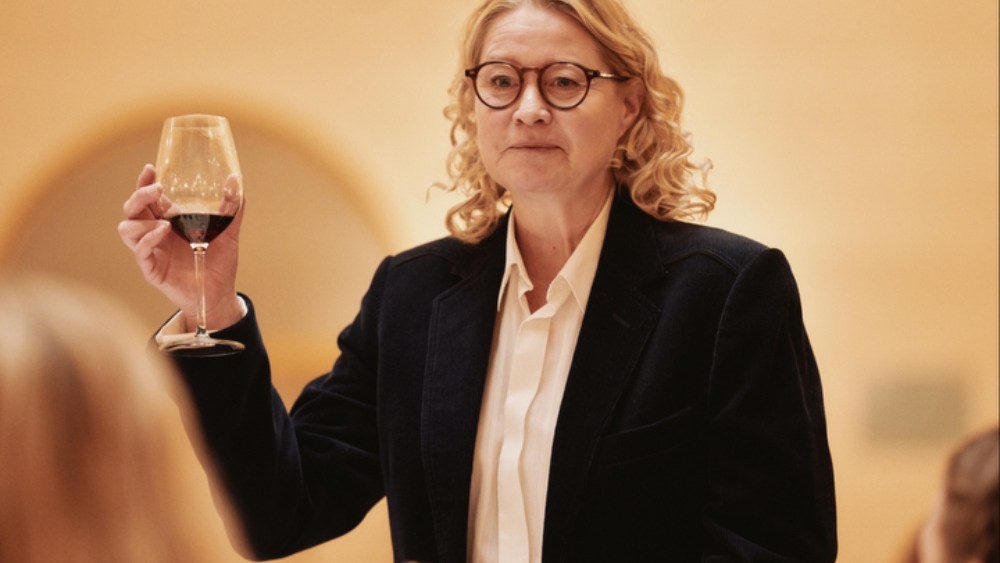 Trine Dyrholm invade uma festa em 'The Guest', de Mads Mengel, provando que ela é 'simplesmente uma das maiores atrizes da Dinamarca'