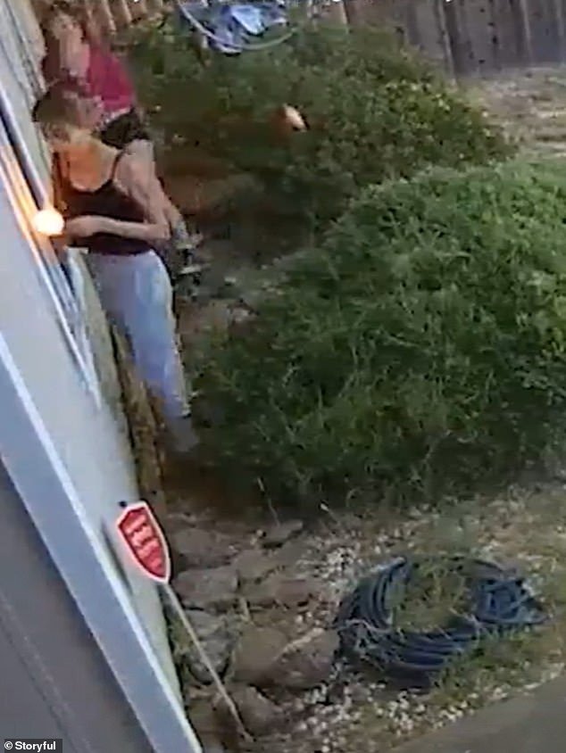 Imagens de câmeras capturaram adolescentes rindo enquanto jogavam um fogo de artifício aceso em uma casa em Citrus Heights, Califórnia, em 30 de junho.