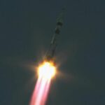 Tripulação EUA-Rússia é lançada em missão para estação espacial