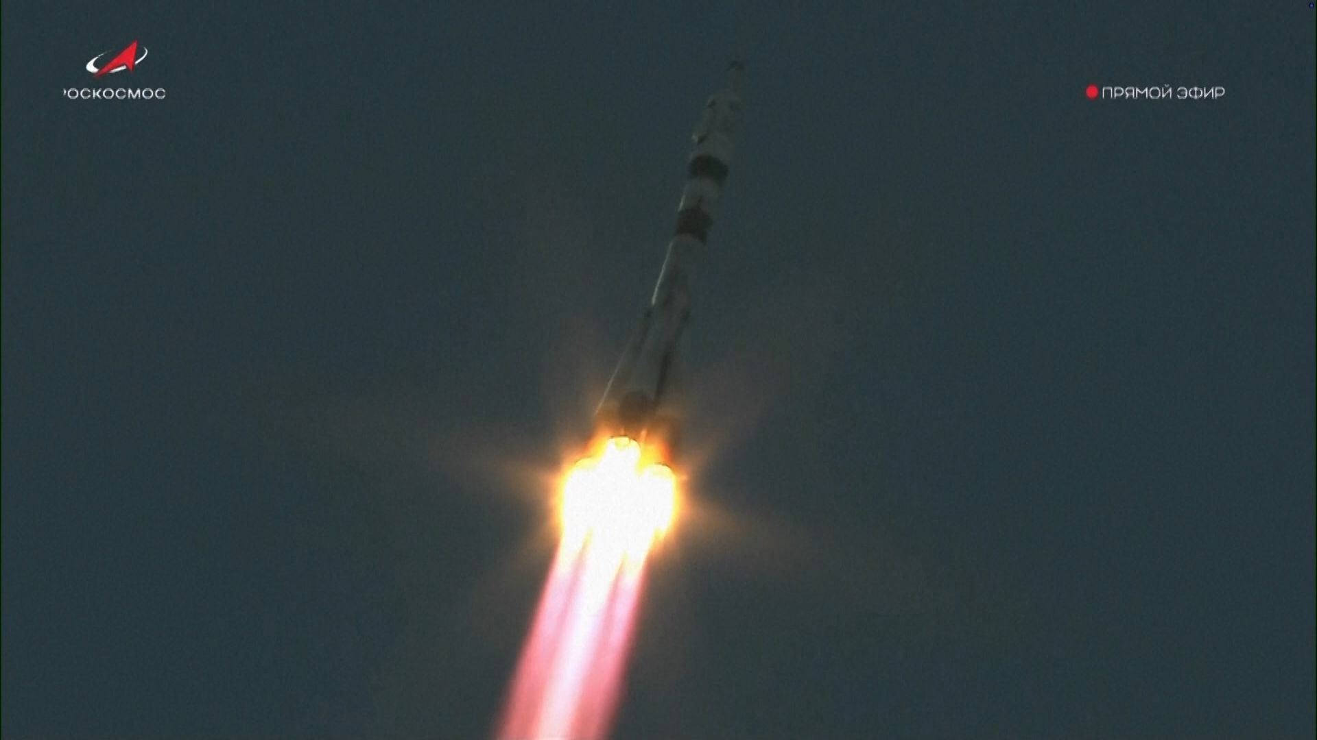 Tripulação EUA-Rússia é lançada em missão para estação espacial
