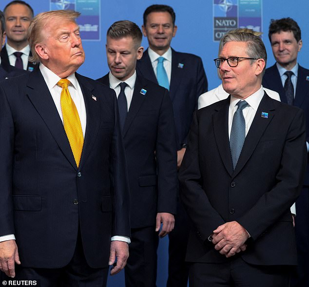 Na cimeira da NATO na Turquia, o Presidente dos EUA disse que o veneno estava acabado e ameaçou atingir as pontes, a rede eléctrica e as estações de tratamento de água do Irão. Ele é retratado aqui no evento com Keir Starmer