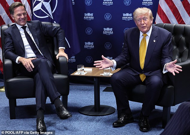 O presidente Trump, com o secretário-geral da NATO, Mark Rutte, na cimeira da NATO em Ancara, disse: “Estou muito chateado com a NATO por pagarmos muito, muito caro”.