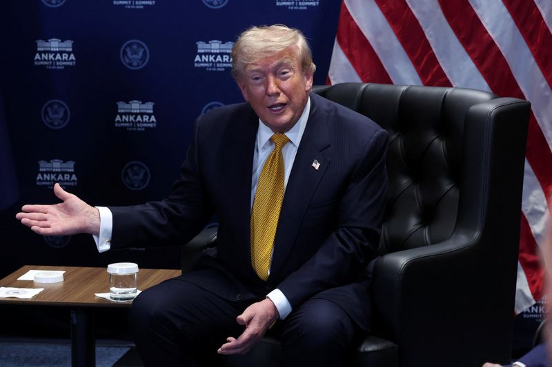 Trump diz na cimeira da NATO que ordenou o corte do comércio dos EUA com Espanha