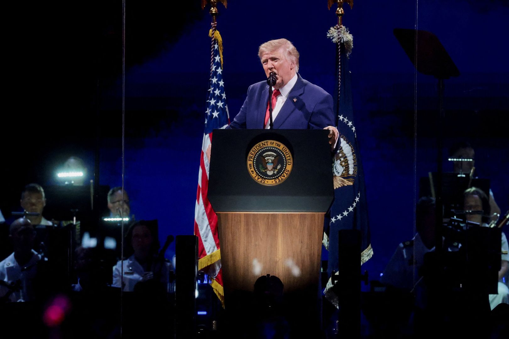 Trump elogia americanos em discurso de aniversário de 250 anos adiado pela tempestade