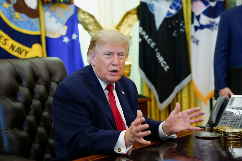 Trump garantiu mais de US$ 50 milhões em empréstimo de Charles Schwab em 2025, mostra documento de ética