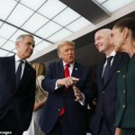 Donald Trump reavivou a sua guerra comercial com o Canadá, impondo uma tarifa de 50 por cento sobre os vizinhos da América ao norte para a maioria dos produtos canadianos. Na foto: Trump com o primeiro-ministro canadense Mark Carney na final da Copa do Mundo no domingo