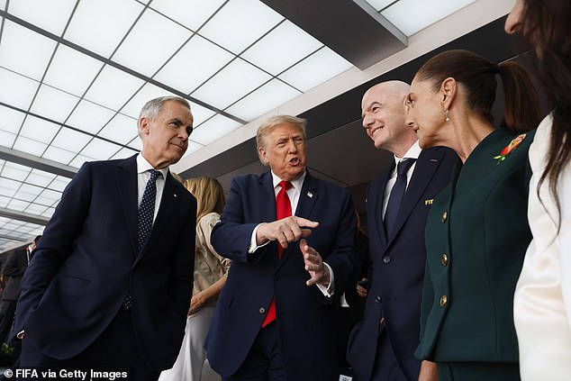 Donald Trump reavivou a sua guerra comercial com o Canadá, impondo uma tarifa de 50 por cento sobre os vizinhos da América ao norte para a maioria dos produtos canadianos. Na foto: Trump com o primeiro-ministro canadense Mark Carney na final da Copa do Mundo no domingo
