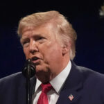 Trump publica uma foto adulterada dos Obama e do Força Aérea Um com graffiti pintados com spray no avião