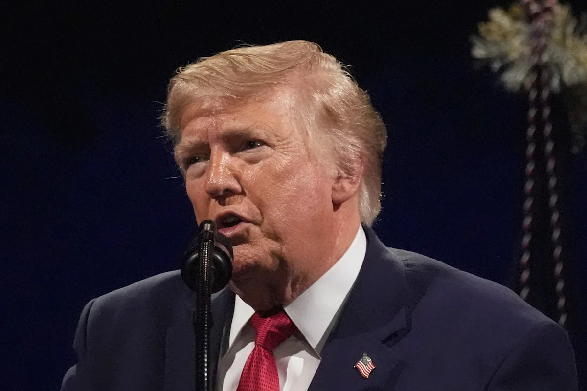 Trump publica uma foto adulterada dos Obama e do Força Aérea Um com graffiti pintados com spray no avião