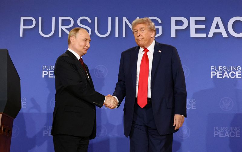 Trump se ofereceu por telefone para ajudar Putin a encontrar acordo com a Ucrânia, diz assessor do Kremlin