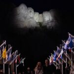 Nesta foto de julho de 2020, o presidente Donald Trump chega para os eventos do Dia da Independência no Memorial Nacional do Monte Rushmore em Keystone, Dakota do Sul. - Saul Loeb/AFP/Getty Images/Arquivo