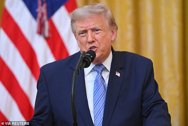 O presidente Trump usou um discurso de mais de 20 minutos no horário nobre para revelar documentos recentemente desclassificados, alegando que a China acessou mais de 220 milhões de perfis de eleitores americanos