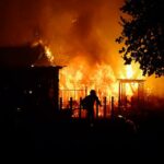 Um bombeiro responde a um incêndio florestal em Lege-Cap-Ferret, no departamento de Gironde, em meio ao agravamento das condições de seca após uma onda de calor e escassez de água em grande parte da França, 23 de julho de 2026