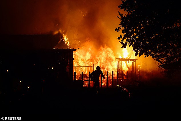 Um bombeiro responde a um incêndio florestal em Lege-Cap-Ferret, no departamento de Gironde, em meio ao agravamento das condições de seca após uma onda de calor e escassez de água em grande parte da França, 23 de julho de 2026