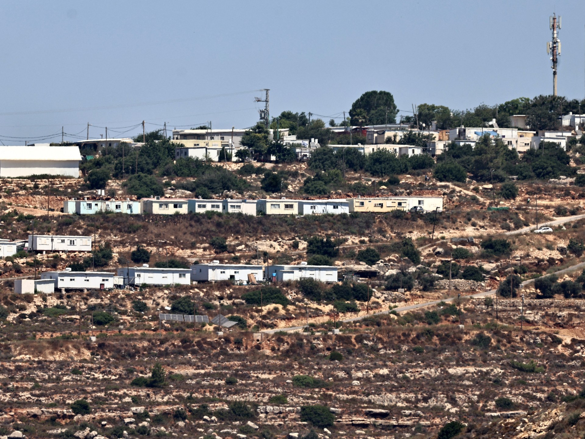 UE insta Israel a travar a expansão dos colonatos enquanto colonos atacam crianças
