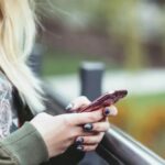 UE planeia proibir menores de 13 anos de acesso às redes sociais, com 'acesso faseado' posteriormente | A foto mostra um close de um adolescente usando um iPhone