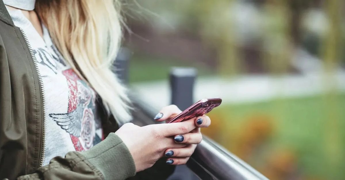 UE planeia proibir menores de 13 anos de acesso às redes sociais, com 'acesso faseado' posteriormente | A foto mostra um close de um adolescente usando um iPhone