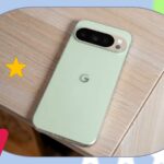 Google Pixel 10 Pro XL contra algumas contas de vidro com luz de uma janela