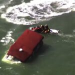 Um incêndio em um barco ocorreu na tarde de terça-feira perto da ilha de São Francisco, quando várias pessoas foram retiradas das águas.
