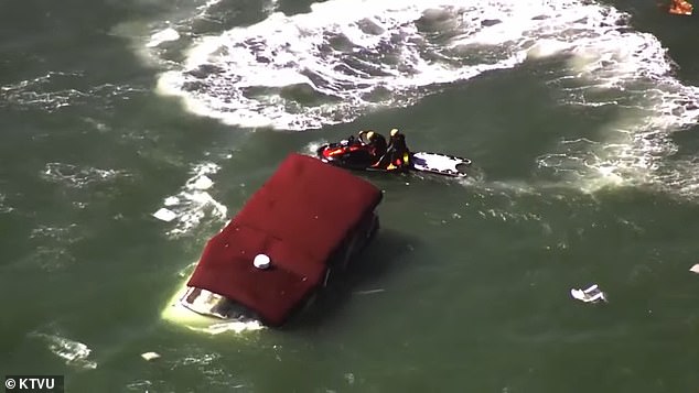 Um incêndio em um barco ocorreu na tarde de terça-feira perto da ilha de São Francisco, quando várias pessoas foram retiradas das águas.