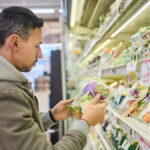 Frutas e vegetais inteiros, incluindo folhas verdes, não devem ser evitados completamente porque ainda são uma parte importante de uma dieta saudável. -ItziarAio/RooM RF/Getty Images
