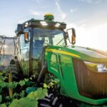 Um trator especializado John Deere redesenhado resolve problema de altura livre limitada