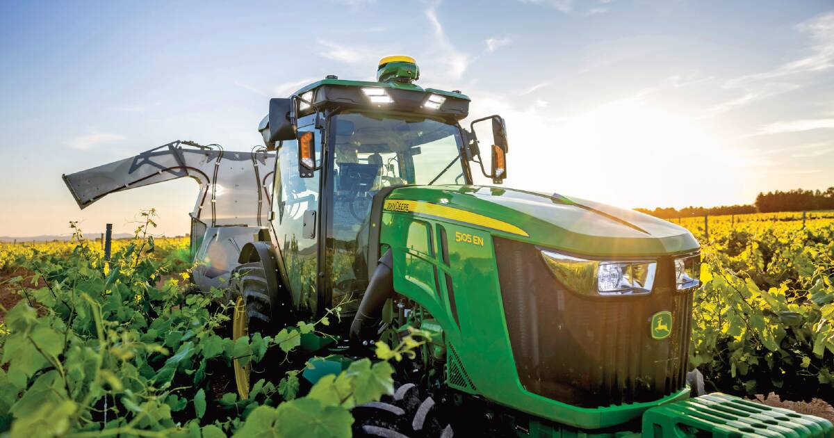 Um trator especializado John Deere redesenhado resolve problema de altura livre limitada