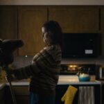 Uma jovem com autismo encontra seu próprio esporte nas previsíveis mas doces 'Horsegirls'