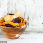 O mercado de batatas fritas “saudáveis” está em franca expansão, com sabores como batata-doce, pastinaca e cenoura enchendo as prateleiras dos supermercados