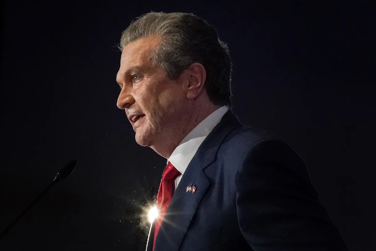 O candidato republicano ao governo, Rick Jackson, fala em sua festa de observação noturna eleitoral em 19 de maio de 2026 em Atlanta, Geórgia.