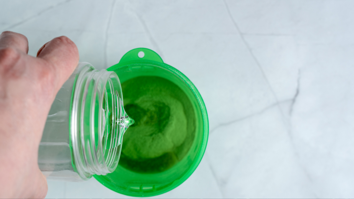 soro de leite claro: 80 calorias por colher, 20g de proteína. Whey normal: 120 calorias, 24g de proteína, 2g de gordura, 2g de carboidratos.