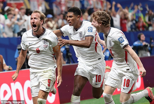 Harry Kane comemora com Jude Bellingham e Anthony Gordon após marcar na última rodada contra a República Democrática do Congo, em Atlanta