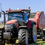 Vendas de máquinas caem para níveis mais baixos em 15 anos, enquanto agricultores enfrentam altos custos de insumos