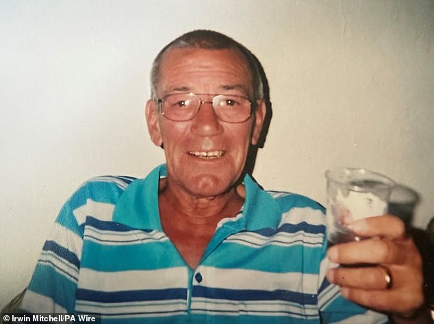 O motorista de empilhador reformado Colin Timson, 74 anos, começou a sentir-se mal no segundo dia de férias em Cabo Verde e faleceu na noite seguinte
