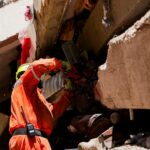 Voluntários venezuelanos cavam sepulturas para vítimas do terremoto enquanto os EUA defendem esforços de ajuda do governo