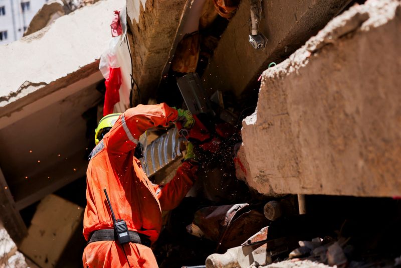 Voluntários venezuelanos cavam sepulturas para vítimas do terremoto enquanto os EUA defendem esforços de ajuda do governo