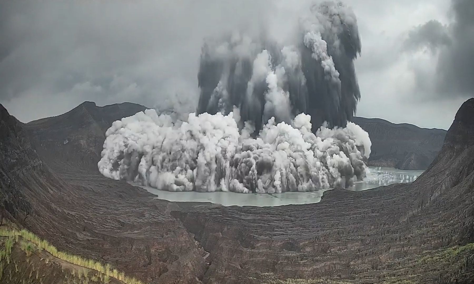Vulcão nas Filipinas entra em erupção com nuvens de cinzas e vapor