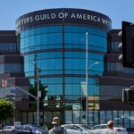 WGA processa para bloquear fusão entre Paramount e Warner Bros.: 'Isso eliminaria a concorrência'