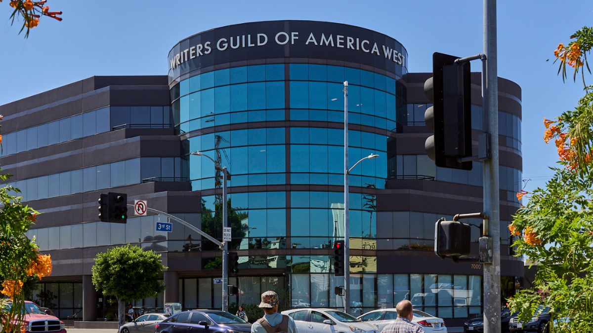 WGA processa para bloquear fusão entre Paramount e Warner Bros.: 'Isso eliminaria a concorrência'