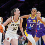 Caitlin Clark fez 24 pontos e nove assistências, Kelsey Mitchell somou 23 pontos e o Indiana Fever venceu o Los Angeles Sparks por 87-78 na WNBA na noite de quarta-feira.