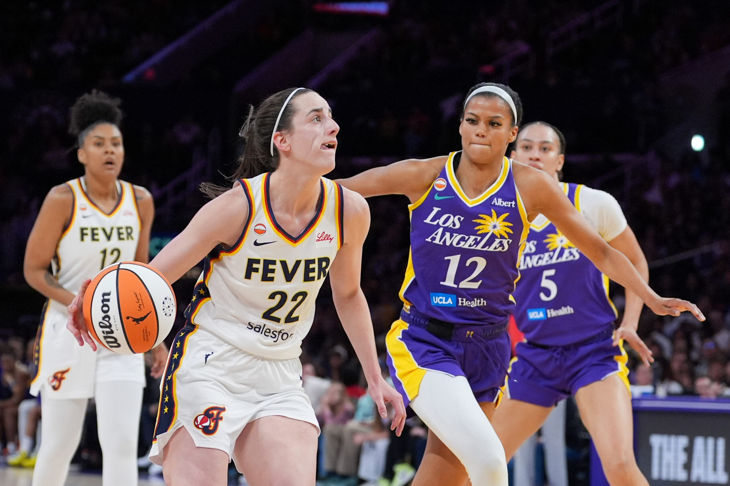 Caitlin Clark fez 24 pontos e nove assistências, Kelsey Mitchell somou 23 pontos e o Indiana Fever venceu o Los Angeles Sparks por 87-78 na WNBA na noite de quarta-feira.